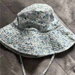 Lack of colour sun hat